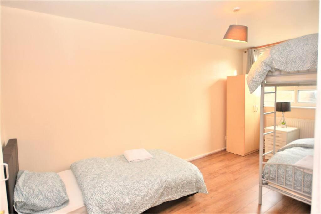 Spacious 2Bedroom Condo With Patio By Excel Centre Londen Buitenkant foto