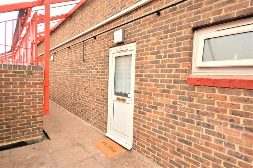 Spacious 2Bedroom Condo With Patio By Excel Centre Londen Buitenkant foto