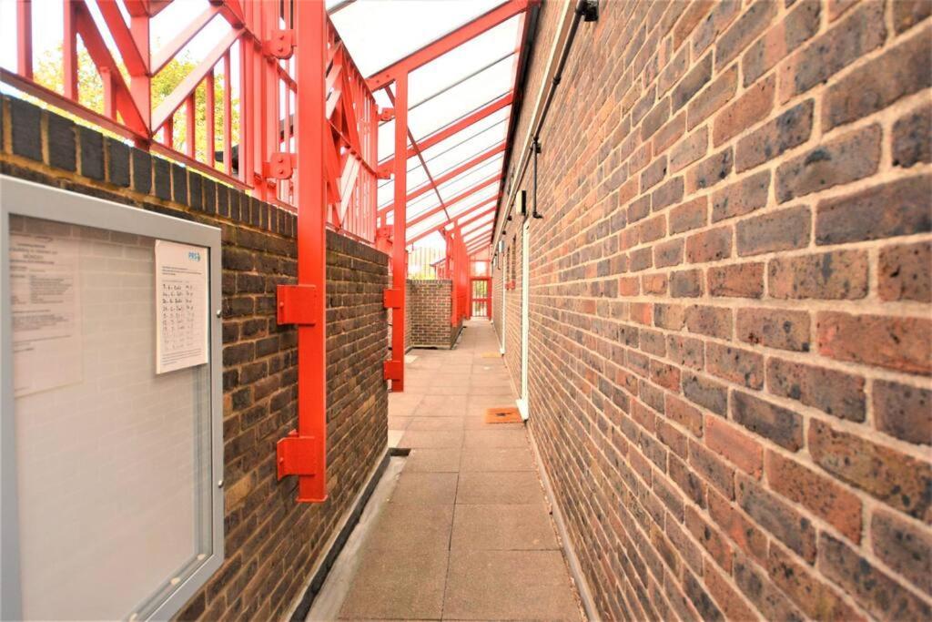 Spacious 2Bedroom Condo With Patio By Excel Centre Londen Buitenkant foto
